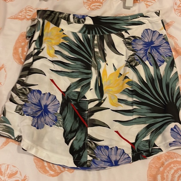 Hurley wrap skirt size small and so cute - Picture 4 of 4